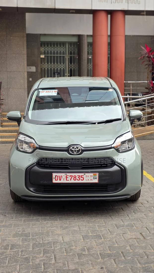 Toyota Sienta 2023 Gray