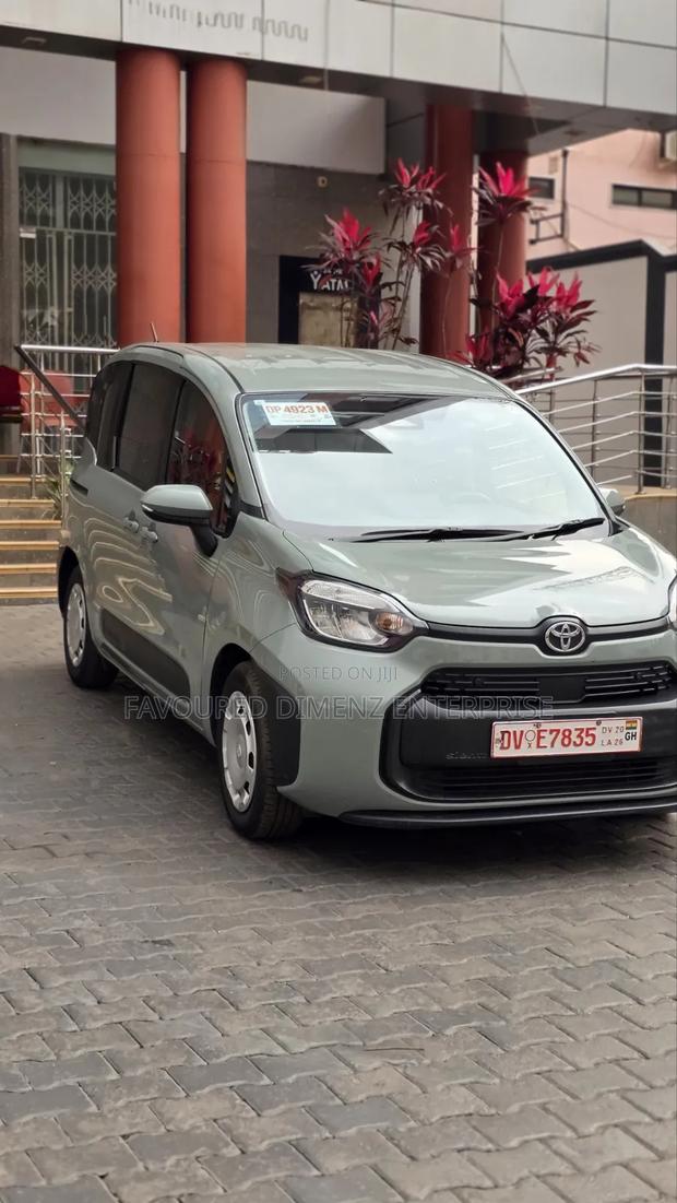 Toyota Sienta 2023 Gray