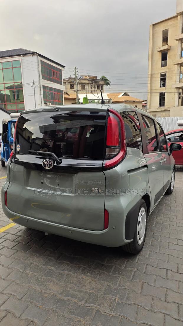 Toyota Sienta 2023 Gray