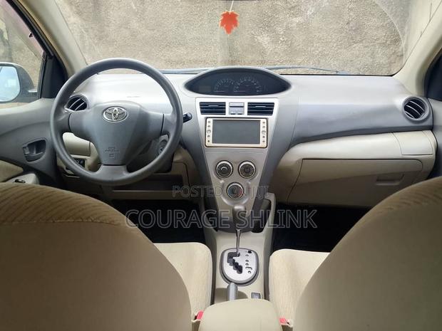 Toyota Belta 2010 Silver