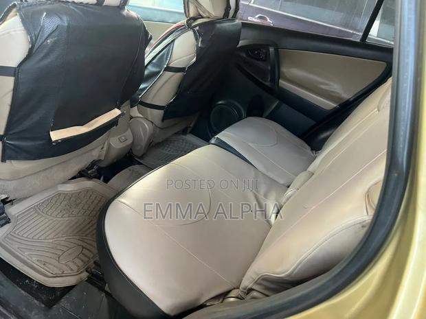 Toyota RAV4 2011 Gold