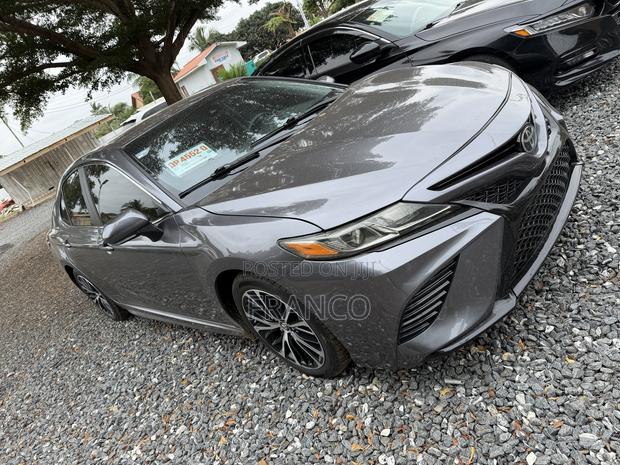 Toyota Camry SE 2021 Gray