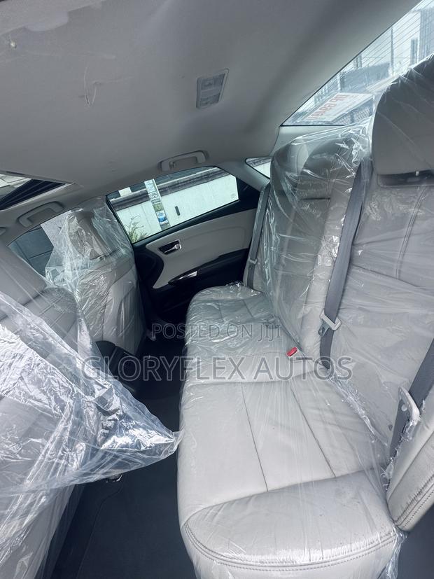 Toyota Avalon XLE Sedan FWD (3.5L 6cyl 6A) 2017 White