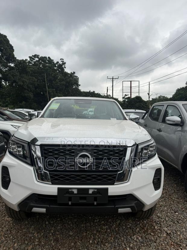 Nissan Navara 2025 White