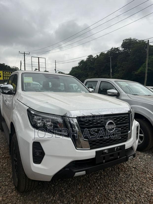 Nissan Navara 2025 White
