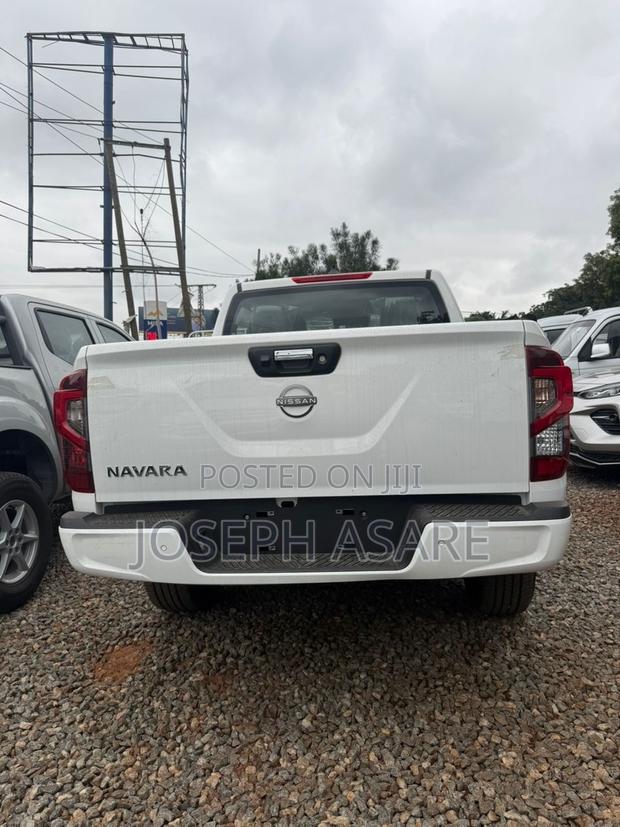 Nissan Navara 2025 White