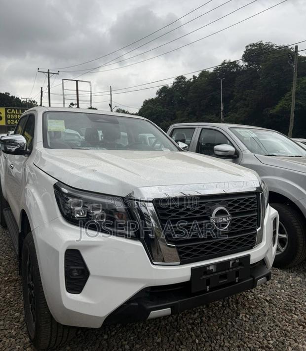 Nissan Navara 2025 White