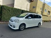 Toyota Voxy V 4WD 8-Seater 2012 White for sale