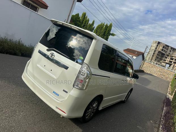 Toyota Voxy V 4WD 8-Seater 2012 White