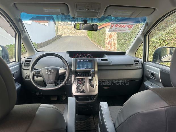 Toyota Voxy V 4WD 8-Seater 2012 White
