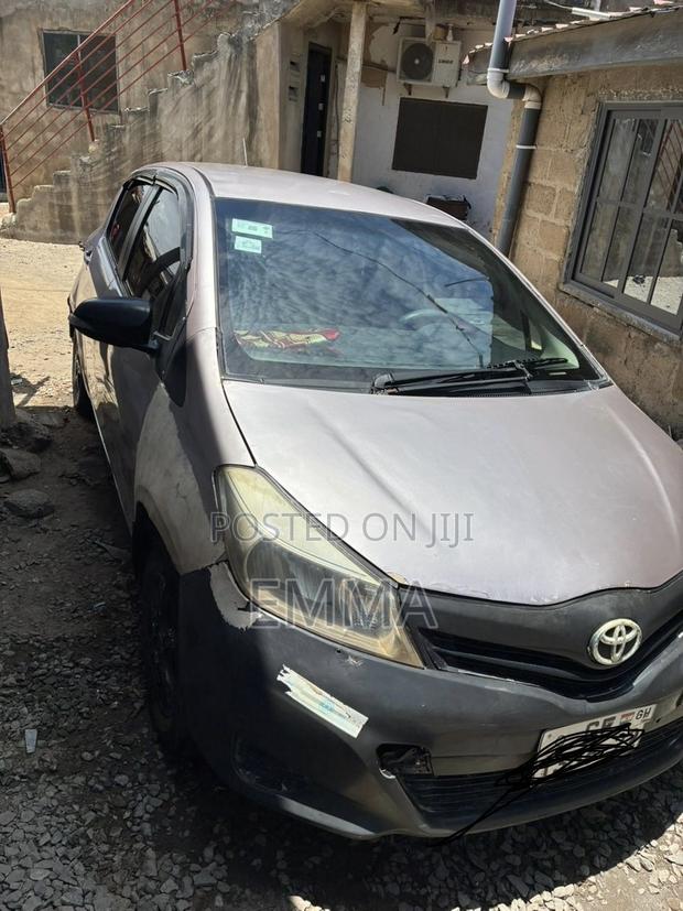 Toyota Vitz 2012 Silver