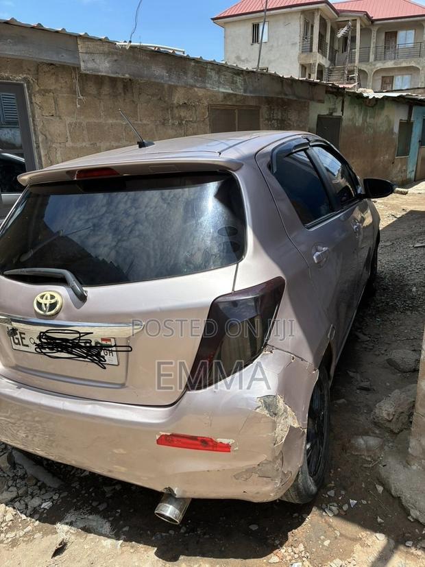 Toyota Vitz 2012 Silver