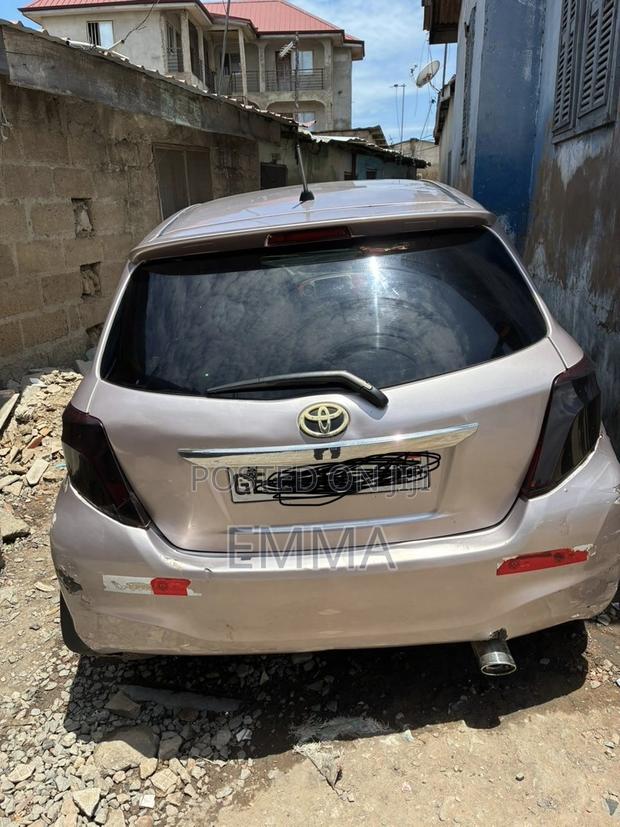 Toyota Vitz 2012 Silver