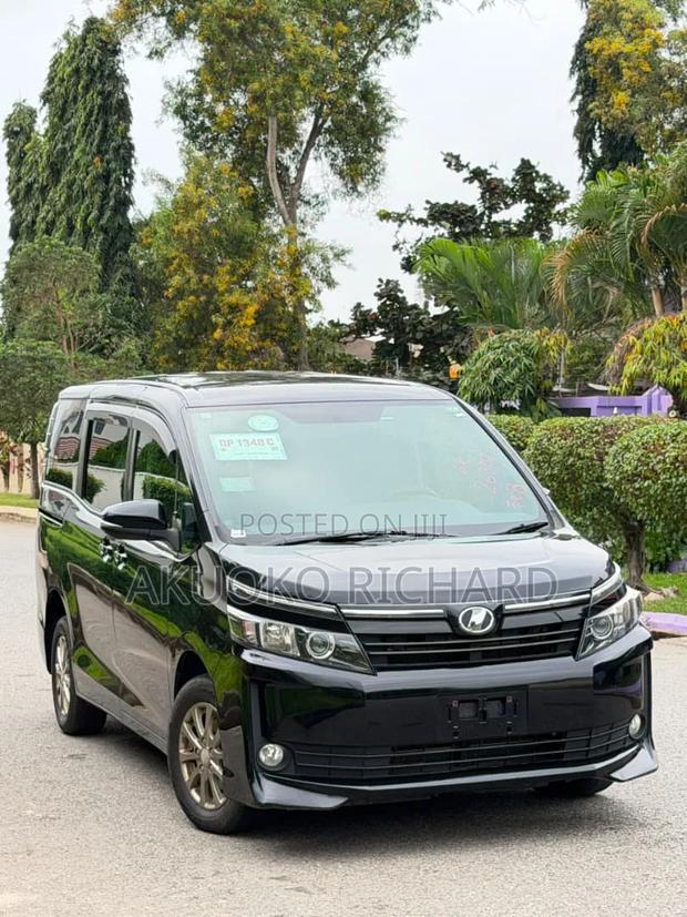 Toyota Voxy V 4WD 7-Seater 2015 Black