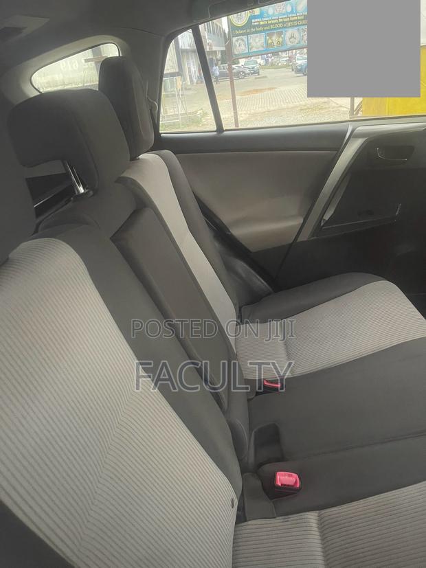 Toyota RAV4 LE 4dr SUV (2.5L 4cyl 6A) 2015 Gray