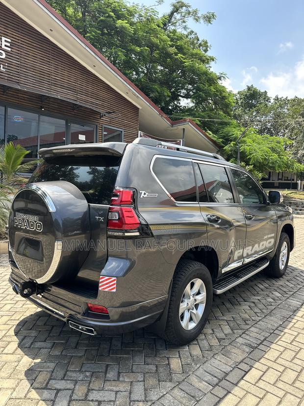 Toyota Land Cruiser Prado 2.7 i 2011 Gray
