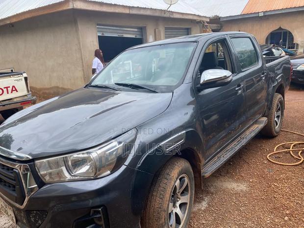 Toyota Hilux 2016 Black