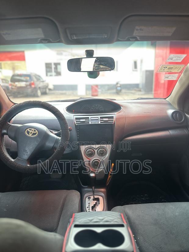 Toyota Yaris Base Sedan 4dr 2010 White