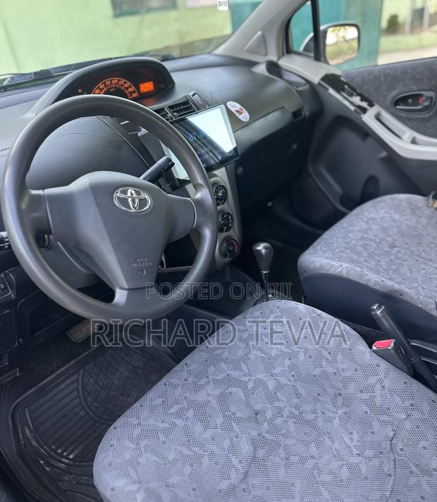 Toyota Vitz 1.3 AWD 5dr 2010 Silver