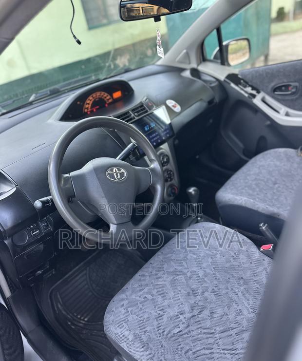 Toyota Vitz 1.3 AWD 5dr 2010 Silver