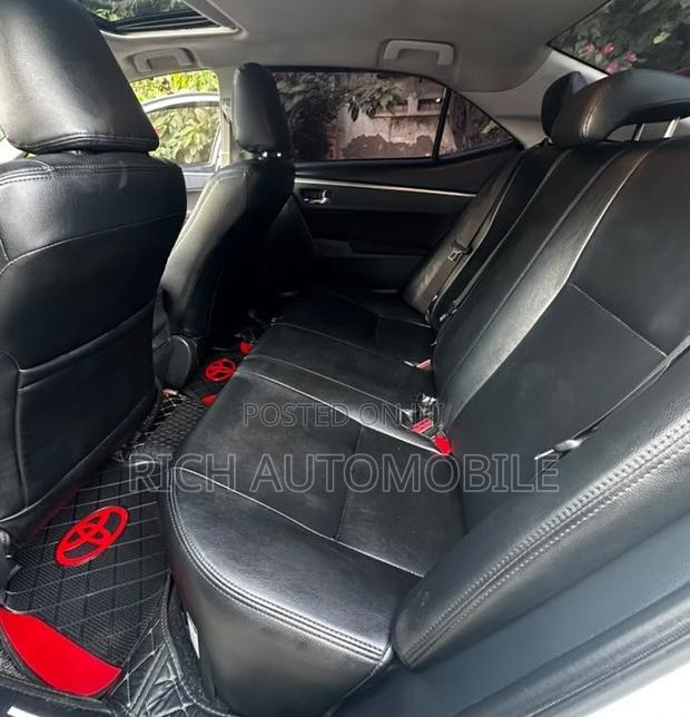 Toyota Corolla XSE (1.8L 4cyl 2A) 2018 White