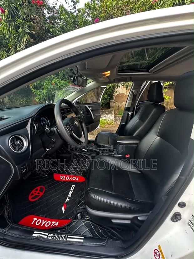 Toyota Corolla XSE (1.8L 4cyl 2A) 2018 White