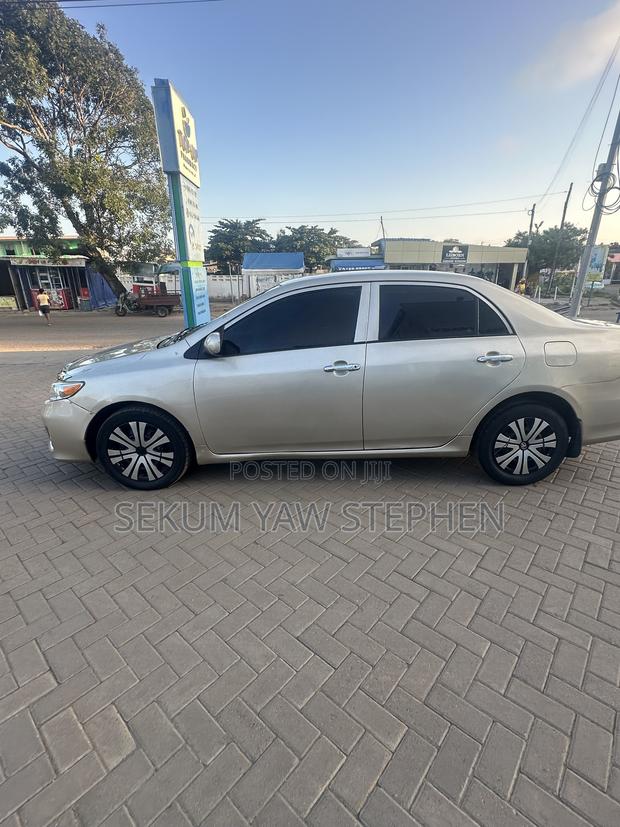 Toyota Corolla 2011 Gold