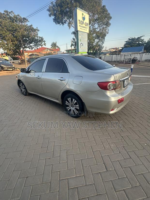 Toyota Corolla 2011 Gold