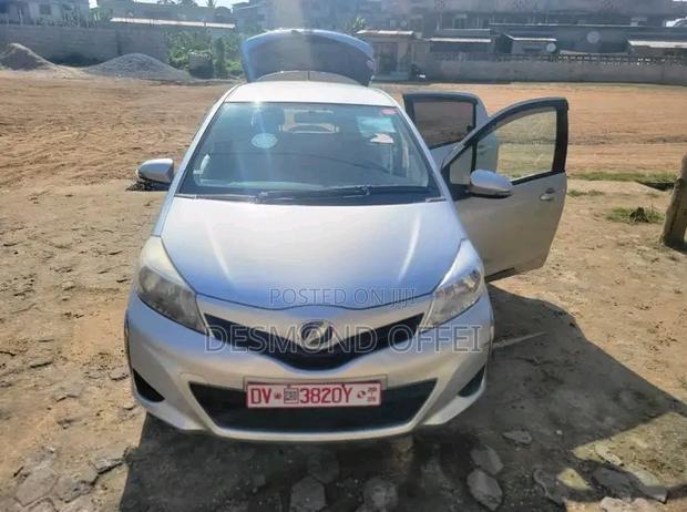 Toyota Vitz 2011 Silver