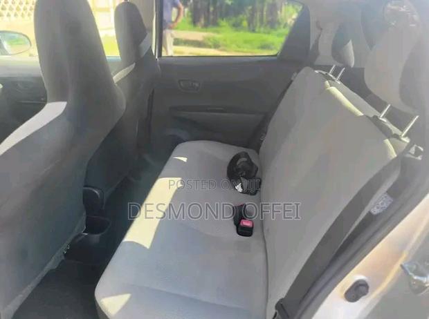 Toyota Vitz 2011 Silver