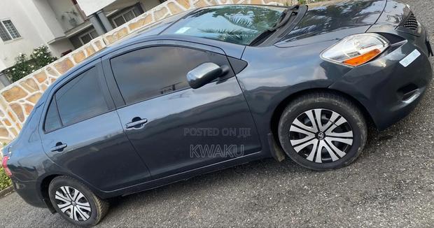 Toyota Yaris 2011 Gray