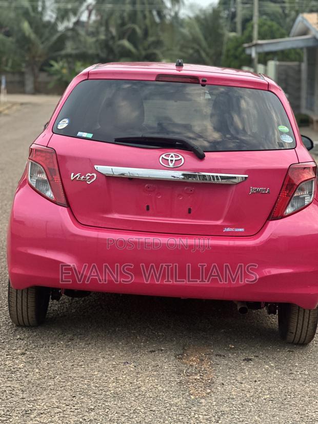Toyota Vitz 1.3 FWD 5dr 2012 Pink