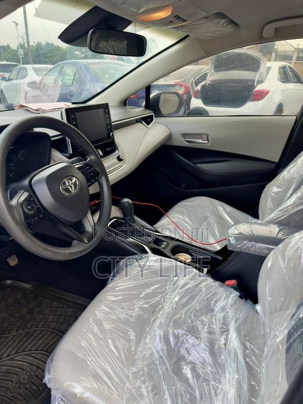 Toyota Corolla LE 2020 Silver