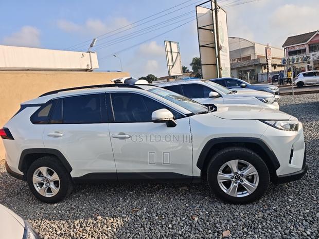 Toyota RAV4 LE FWD 2024 White