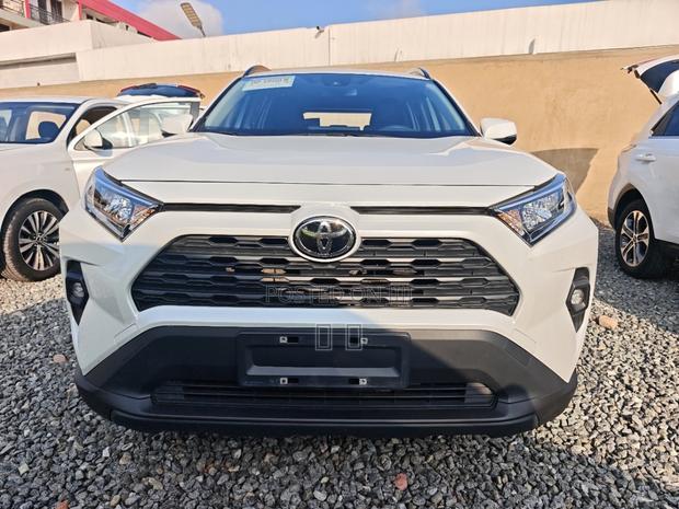 Toyota RAV4 LE FWD 2024 White