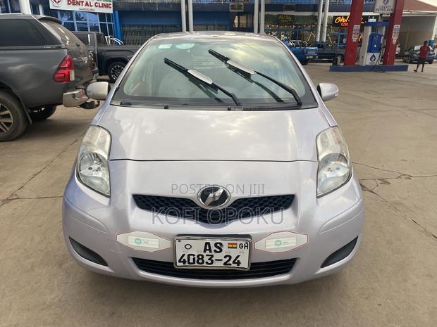Toyota Vitz 2009 Silver