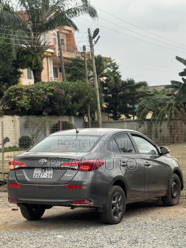 Toyota Yaris LE Sedan 4dr 2019 Gray