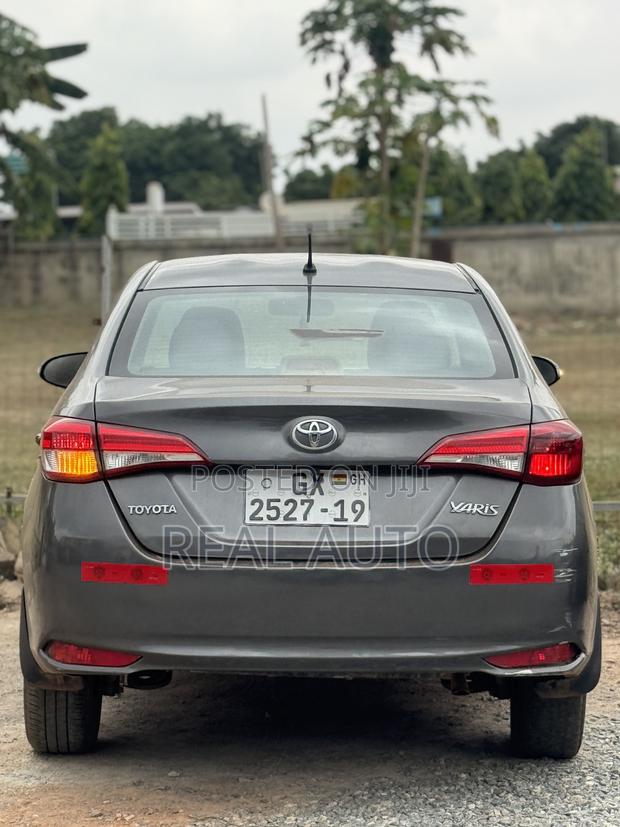 Toyota Yaris LE Sedan 4dr 2019 Gray