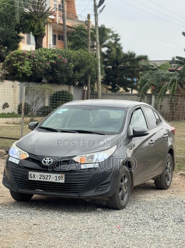 Toyota Yaris LE Sedan 4dr 2019 Gray