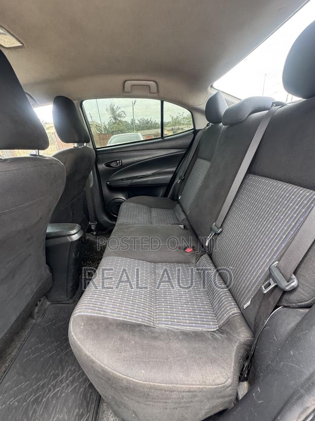Toyota Yaris LE Sedan 4dr 2019 Gray