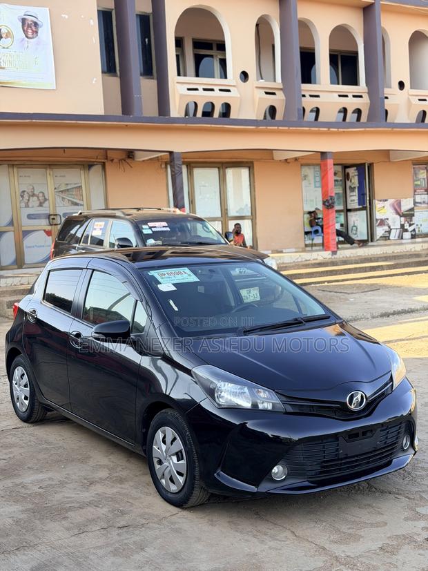 Toyota Vitz 1.3 FWD 5dr 2015 Black