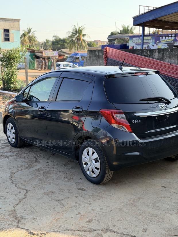 Toyota Vitz 1.3 FWD 5dr 2015 Black