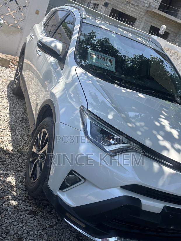 Toyota RAV4 XLE FWD 2019 White
