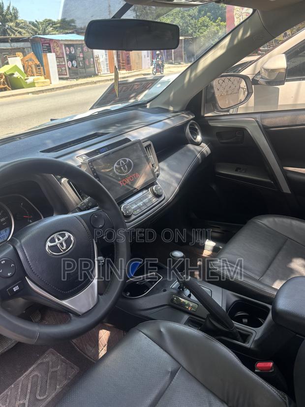 Toyota RAV4 XLE FWD 2019 White