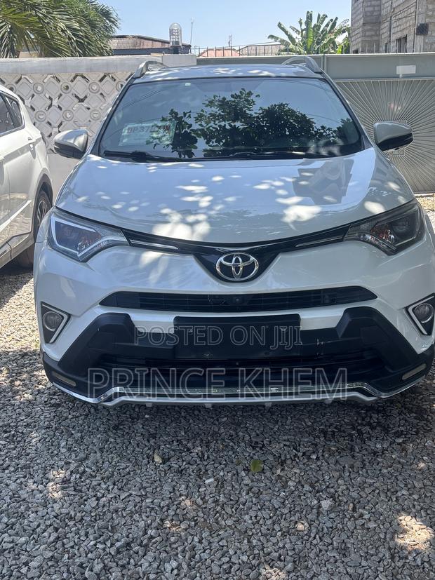 Toyota RAV4 XLE FWD 2019 White