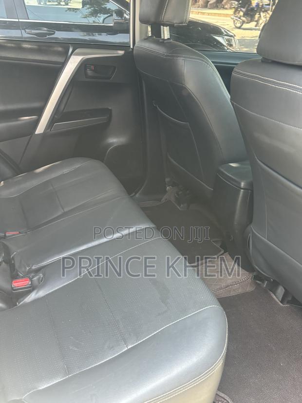 Toyota RAV4 XLE FWD 2019 White