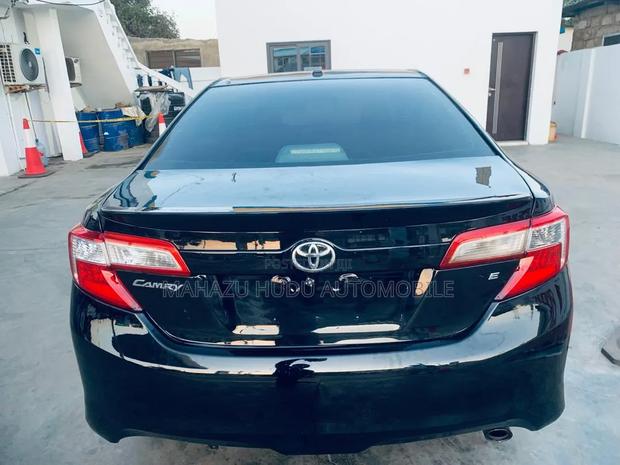 Toyota Camry XLE 4dr Sedan w/Prod. End 11/13 (2.5L 4cyl 6A) 2014 Black