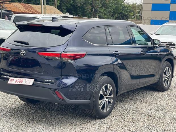 Toyota Highlander XLE 2022 Blue