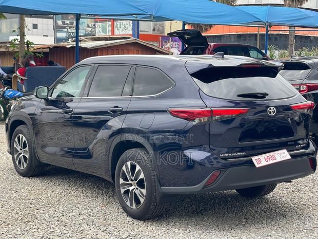 Toyota Highlander XLE 2022 Blue