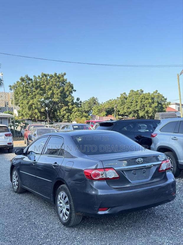 Toyota Corolla LE 4dr Sedan (1.8L 4cyl 4A) 2013 Gray